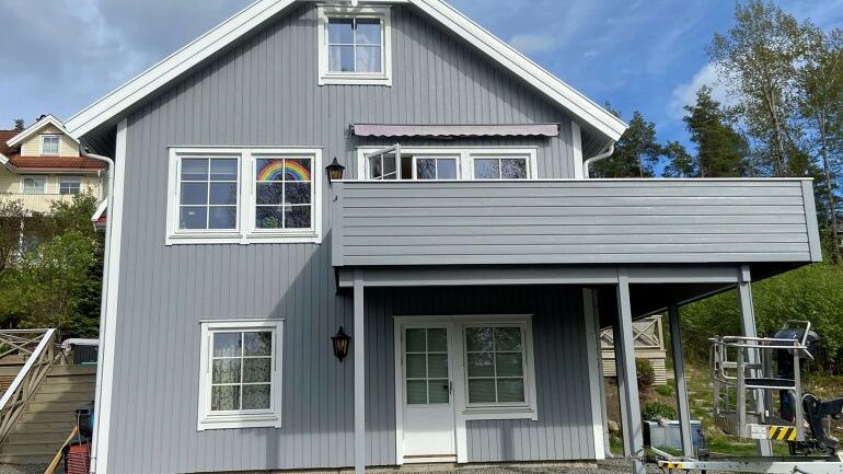 Nymalt grått hus